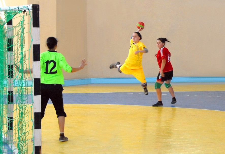 “Barkamol avlod—2014”ning gandbol bo‘yicha saralash bosqichi. Foto: O‘zA