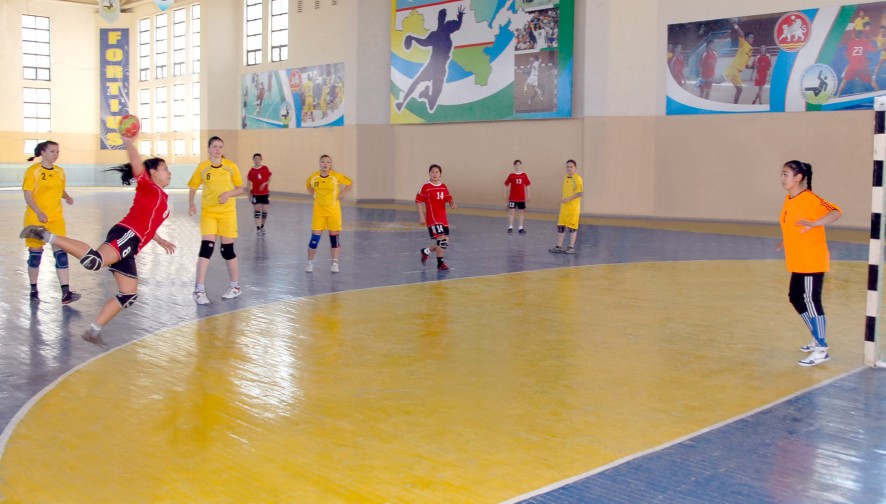 “Barkamol avlod—2014”ning gandbol bo‘yicha saralash bosqichi. Foto: O‘zA