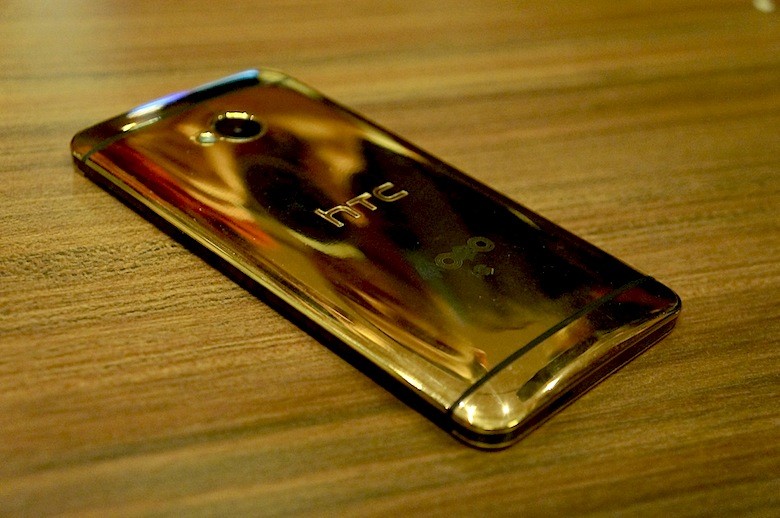 Ўтган йилги HTC One тилла корпусда. Фото: mail.ru