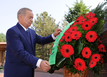 Islom Karimov Motamsaro ona haykali poyiga gulchambar qo‘ymoqda. Foto: O‘zA