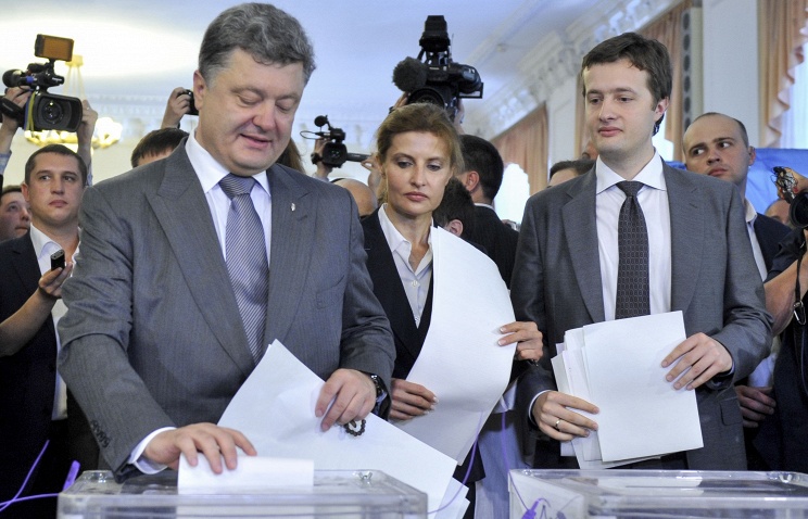 Pyotr Poroshenko xotini va o‘g‘li bilan. Foto: itar-tass.com