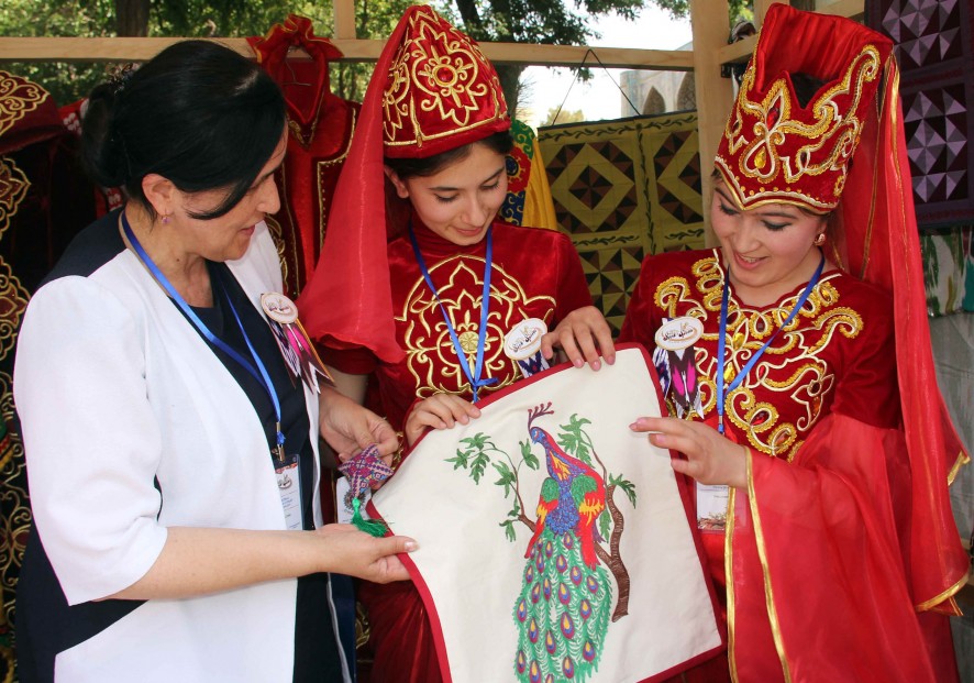 Buxorodagi ipak va ziravorlar festivalida. Foto: O‘zA