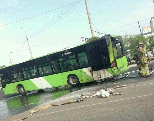 2014 йил 5 май куни Тошкент темир йўл вокзали яқинида ёниб кетган 12-автобус. Фото: Twitter / @stive010$/ЭХ$