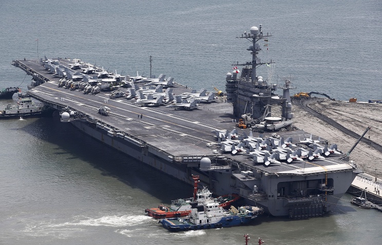 AQShning George Washington atom aviatashuvchi kemasi Pusan portida. Foto: itar-tass.com