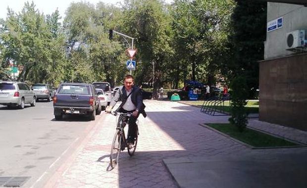 Данияр Шейшеканов велосипедда. Фото: kun.uz