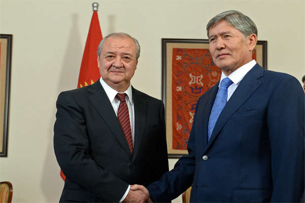 O‘zbekiston Tashqi ishlar vaziri Abdulaziz Komilov va Qirg‘iziston prezidenti Almazbek Atambayev. Foto: uzdaily.uz