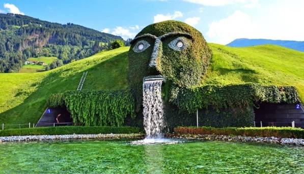 Swarovski Crystal Head Fountain. Foto: Korrespondent.net