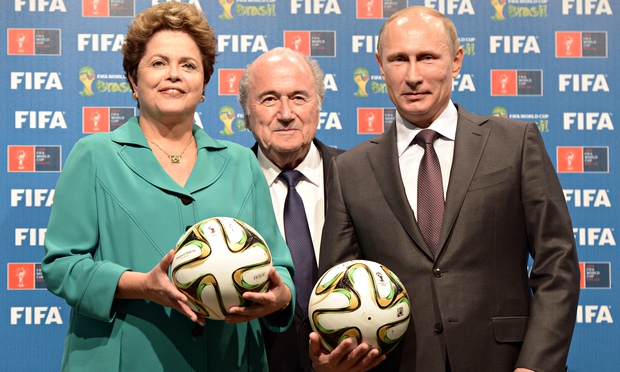 Yozef Blatter (o‘rtada) Braziliya prezidenti Dilma Russef (chapda) va Rossiya prezidenti Vladimir Putin (o‘ngda) bilan. Arxiv. Foto: The Guardian