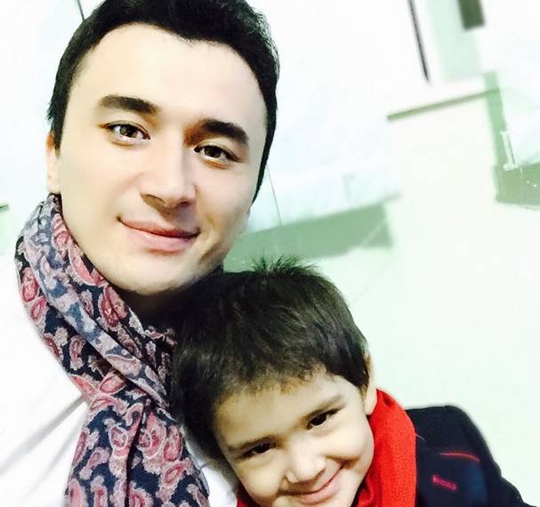 Ulug‘bek Rahmatullayev o‘g‘li bilan. Foto: Instagram / @ulugbekrahmatullaev