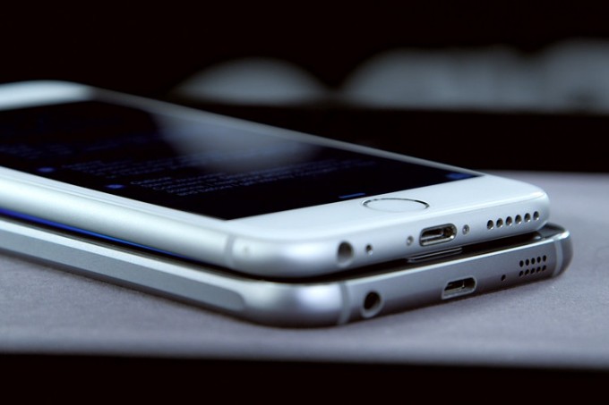 Тепада iPhone 6, пастда Galaxy S6. Фото: TJournal