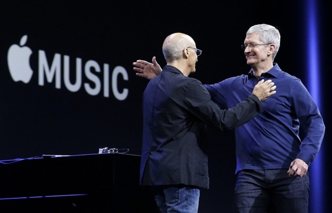 Beats асосчиси ва Apple бош директори. Фото: AP