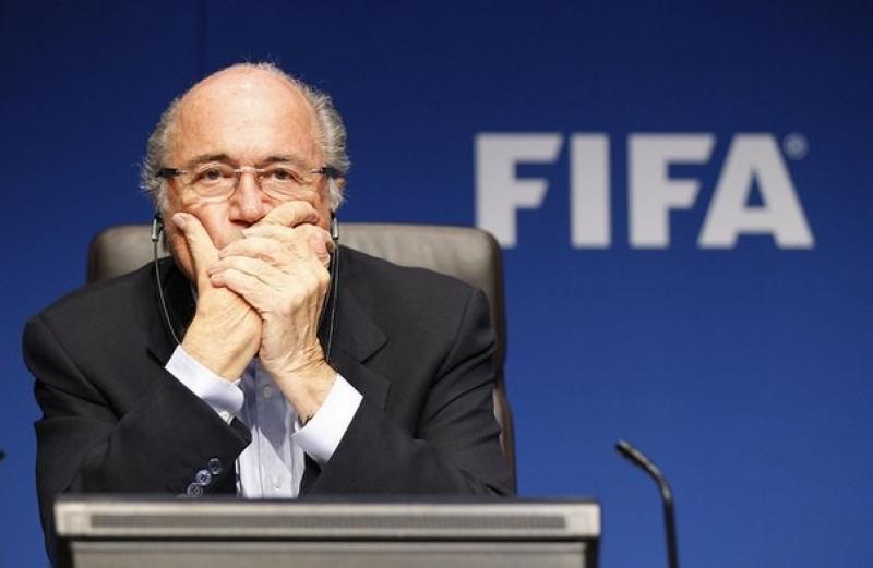 Blatter geosiyosat haqida so‘z yuritish uchun radioga ishga kiradi