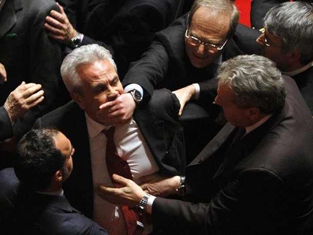 Italiyalik senator maxfiy ovoz berish jarayonida jabrlandi. Foto: Reuters