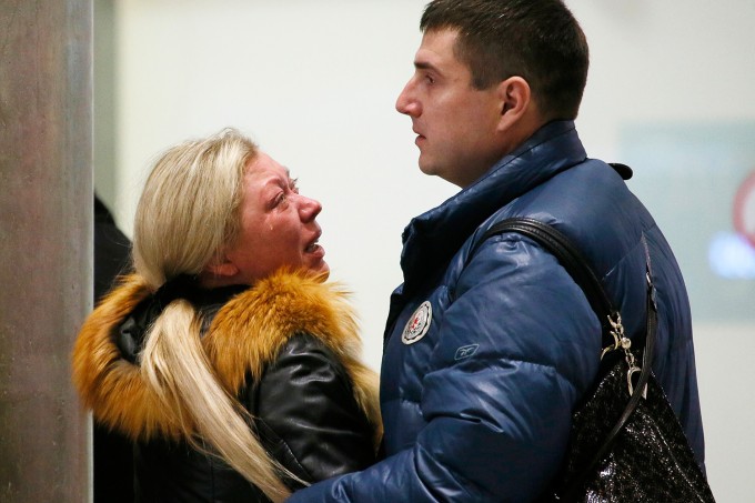 Halok bo‘lgan yo‘lovchilarning yaqinlari, Sankt-Peterburg, “Pulkovo” aeroporti. Foto: Associated Press