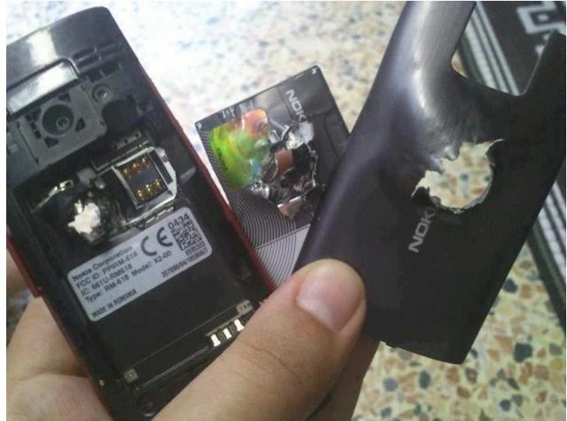 Suriyada daydi o‘q tekkan Nokia smartfoni. Foto: “Hi-Tech Mail.Ru”