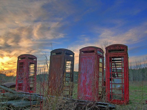 phonebooth-graveyard-newark-on-trent-uk