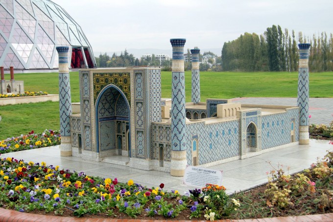 Ulug‘bek madrasasi maketi. Foto: Facebook / Türk Dünyası Vakfı