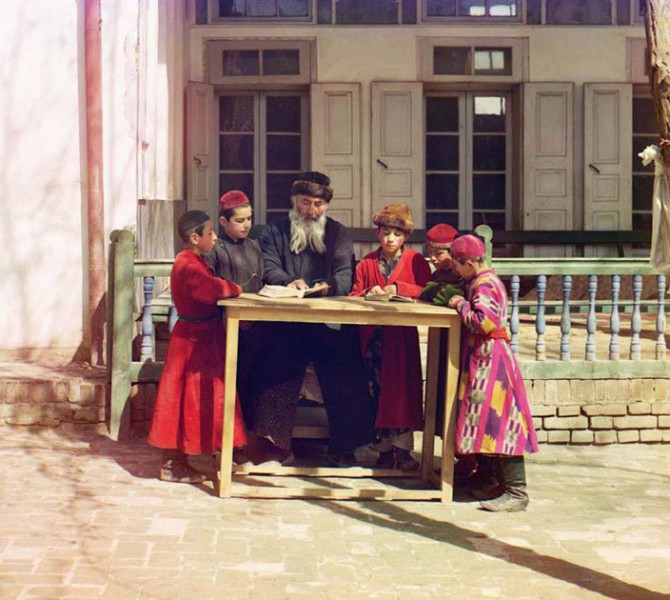 Бир гуруҳ яҳудий болалар устози билан, Самарқанд, тахминан 1905—1915 йиллар. Фото: The Washington Post