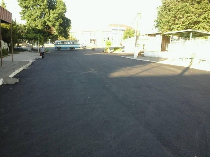 Yangidan asfaltlangan Sakkokiy ko‘chasi. Foto: Facebook / “Voditeli Tashkenta”