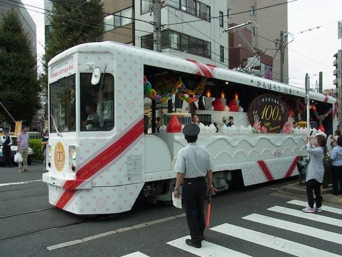 Yaponiya jamoat transportining 100 yilligi tantanalaridan lavha, Tokio, 2011-yil.