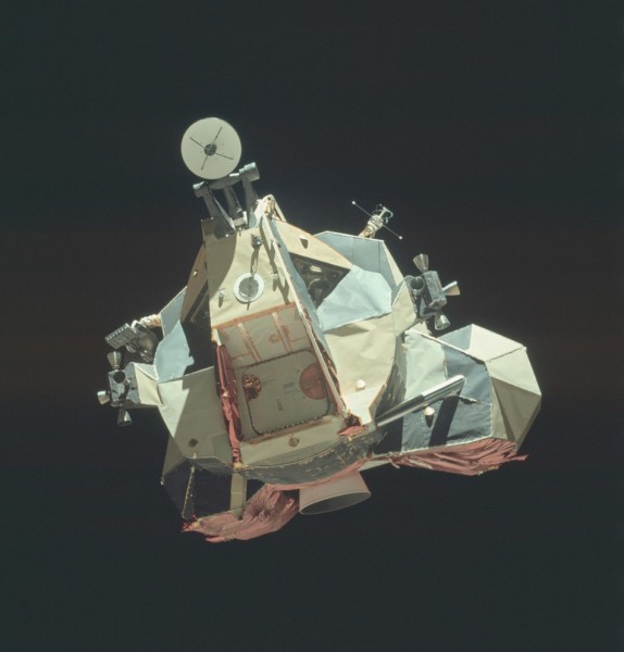 «Аполлон-17» дастурининг кемаси очиқ космосда. Фото: TravelAsk