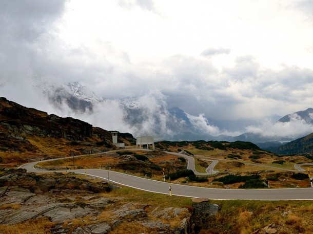 Shveysariyaning Alp tog‘laridagi The San Bernardino Pass