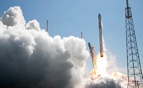 Falcon 9 eltuvchi raketasining parvozi, 2016-yil aprel. Foto: AP