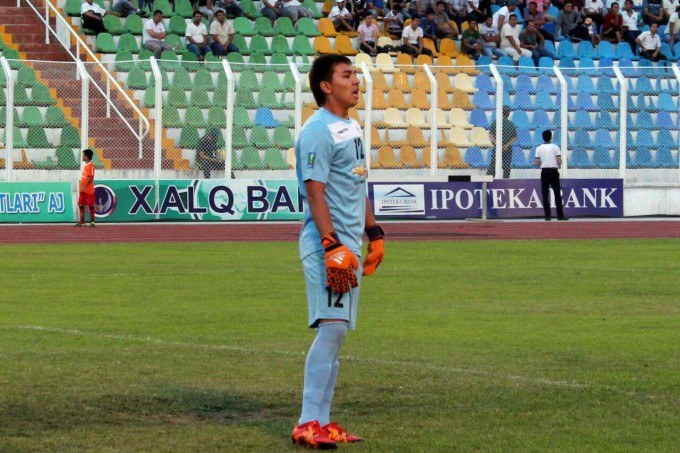 Diyor Turopovdan gol o‘tkazib yuborgan “Andijon” darvozaboni. Foto: “Championat.asia”