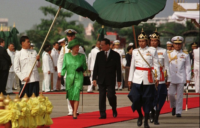 Елизавета II ва Пхумипон Адульядет, 1996 йил. Фото: AP Photo