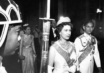 Елизавета II ва Пхумипон Адульядет, 1972 йил. Фото: AP Photo