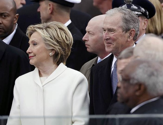 AQSh sobiq davlat kotibi Hillari Klinton va mamlakat sobiq prezidenti kichik Jorj Bush. Foto: Reuters