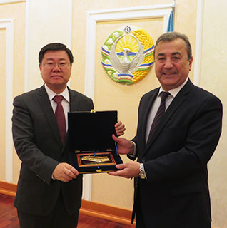 Sodiq Safoyev (o‘ngda) Xitoy elchisi Sun Litsze bilan. Foto: Oliy Majlis Senati axborot xizmati