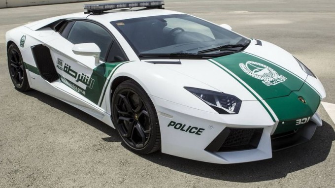 Полиция кўчаларни Bentley, Ferrari ва Lamborghini’да қўриқлайди. Фото: Travel Ask