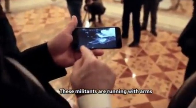 Putin Oliver Stounga videolavhani ko‘rsatmoqda. Kadr: YouTube