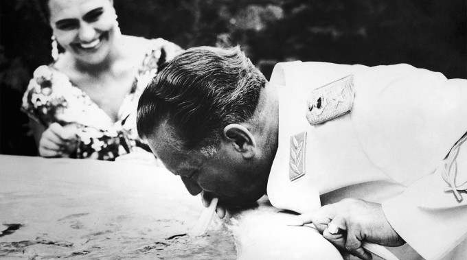 Yugoslaviya prezidenti Iosip Broz Tito villasida o‘z tilla baliqchasini bo‘sh vafli stakanchasidan oziqlantirmoqda, 1957-yil. Foto: “Gazeta.ru”