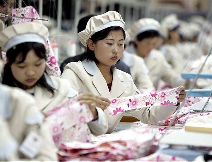 Janubiy Koreyaning kiyim ishlab chiqarish fabrikasidagi shimoliy koreyalik ishchilar. Foto: Reuters