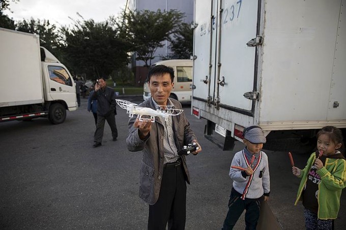 Erkak kichik dronni sinab ko‘rmoqda. Foto: Reuters