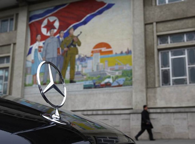 Pxenyandagi Milliy madaniyat saroyi yonida to‘xtab turgan Mercedes-Benz. Foto: Reuters