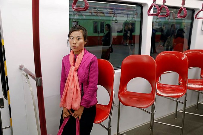 Metrodagi ayol. Foto: Reuters