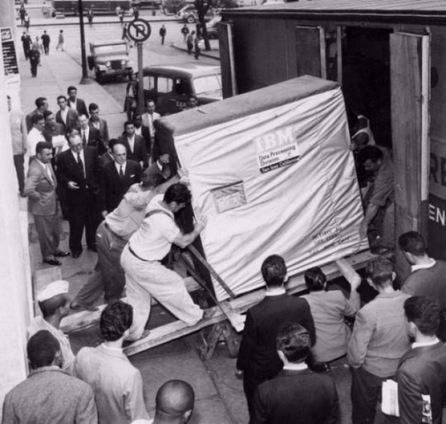 IBM kompaniyasining 5 megabaytli qattiq diskini yuklashmoqda, 1956-yil. Foto: AdMe
