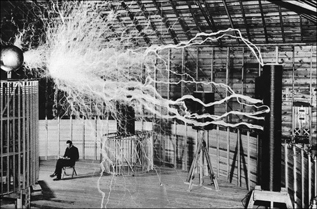 Nikola Tesla o‘z laboratoriyasida. Foto: AdMe