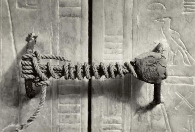 Tutanxamon maqbarasidagi muhr, 1922-yil. Unga 3245 yil davomida qo‘l tekkizishmagan. Foto: AdMe