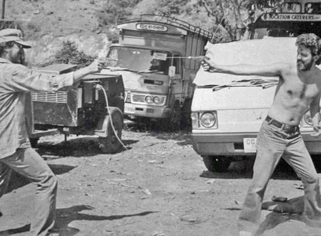 Jorj Lukas va Stiven Spilberg suvli to‘pponchalar bilan o‘ynamoqda, Shri-Lanka, 1983-yil. Foto: AdMe