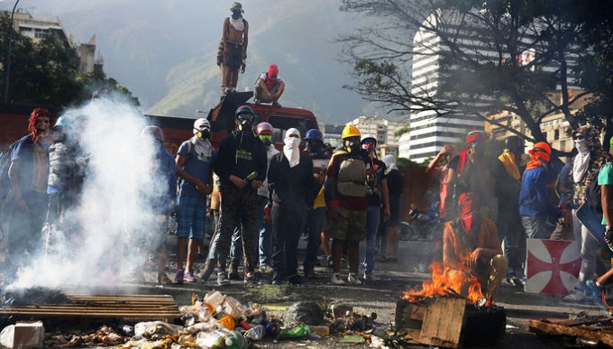 Venesuelada prezident Nikolas Maduroga qarshi norozilik namoyishlari chog‘ida. Foto: Reuters