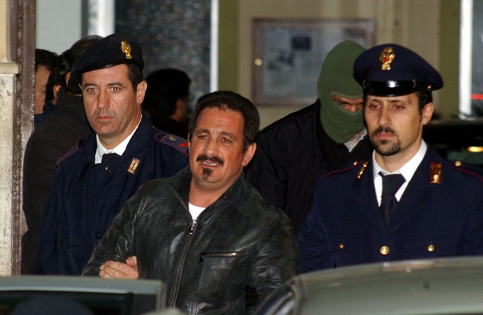 Andrea Adamo, Sitsiliya mafiyasi yetakchisi Salvatore Lo Pikkolo bilan bir paytda hibsga olingan. 2007-yil 5-noyabr. Foto: AP Photo