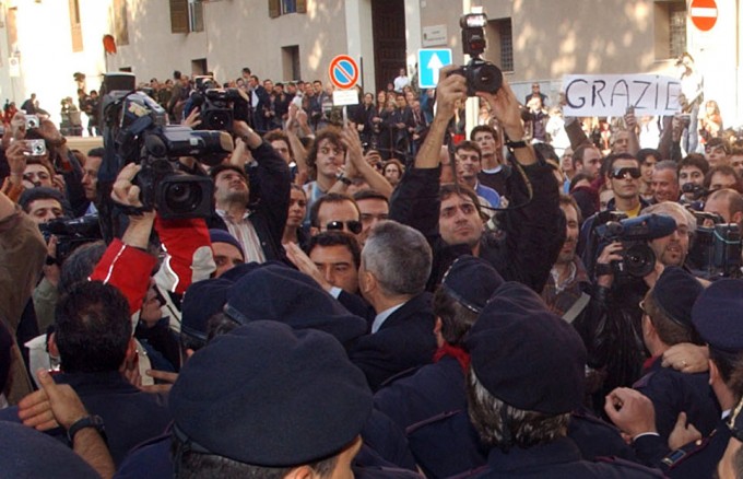 Odamlar Salvatore Lo Pikkolo hibsga olingandan so‘ng Palermodagi politsiya markaziy bo‘linmasi yonida. 2007-yil, 5-noyabr. Foto: AP Photo