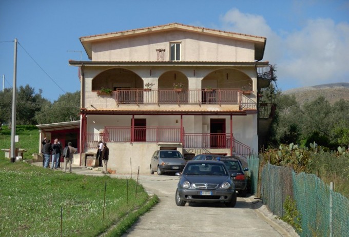 Sitsiliya mafiyasi yetakchilaridan biri Salvatore Lo Pikollo hibsga olingan Palermo chekka qismidagi villa. 2007-yil 5-noyabr.