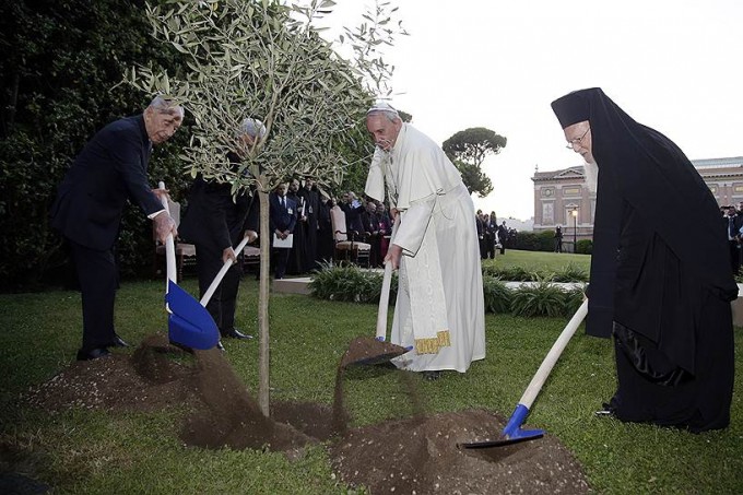 Рим папаси Франциск, Исроил собиқ президенти Шимон Перес, Фаластин президенти Маҳмуд Аббос. Фото: Reuters