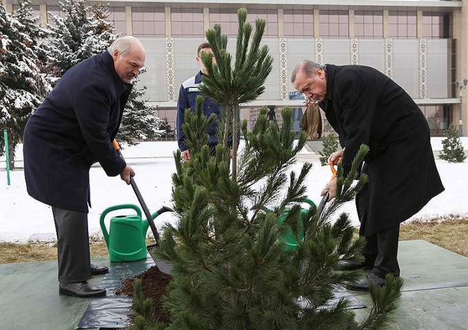 Turkiya prezidenti Erdo‘g‘on va Belarus prezidenti Lukashenko. Foto: Reuters