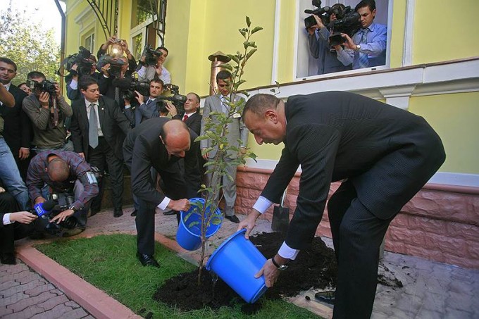 Ruminiya sobiq prezidenti Troyan Besesku va Ozarbayjon prezidenti Ilhom Aliyev. Foto: Reuters